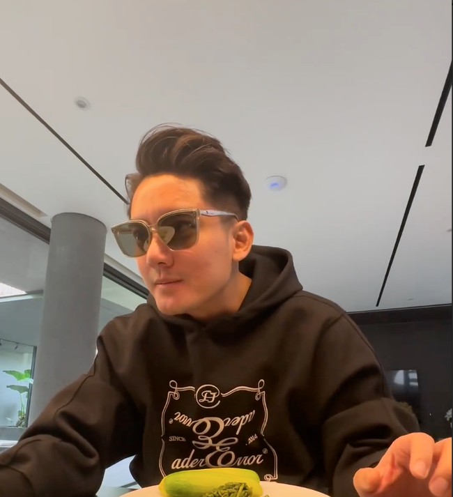 Boy mengaku setidaknya membutuhkan waktu sekitar 3 bulan agar hidungnya bisa kembali normal. “Ini kan harusnya 3 bulan ya, 3 bulan baru hidungnya normal. Ini gue masih jalan 2 bulan. Jadi masih nunggu sebulan lagi untuk dia turun,” jelas Boy. Foto: Instagram/@boywilliam17