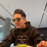 Boy mengaku setidaknya membutuhkan waktu sekitar 3 bulan agar hidungnya bisa kembali normal. “Ini kan harusnya 3 bulan ya, 3 bulan baru hidungnya normal. Ini gue masih jalan 2 bulan. Jadi masih nunggu sebulan lagi untuk dia turun,” jelas Boy. Foto: Instagram/@boywilliam17