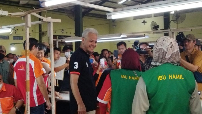 Capres Ganjar Pranowo berbincang dengan ibu hamil pegawai pabrik bulu mata palsu di Purbalingga.