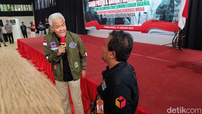 Capres nomor urut 2, Ganjar Pranowo saat bertemu relawan di Purbalingga, Senin (15/1/2024).