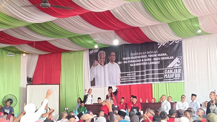 Cawapres nomor urut 3 Mahfud Md menghadiri pertemuan dengan warga di Kabupaten Langkat, Sumatra Utara (Sumut), Senin (15/1/2024).