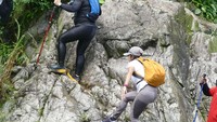 Beginilah salah satu jalur yang dilewati traveler saat menuju Curug Hordeng. (Pool)