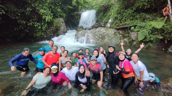 Basah-basahan di Curug Hordeng Sentul Lebih Dulu, Makan Nasi Liwet Kemudian