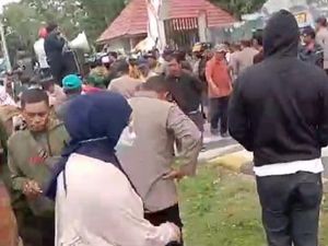 Demo di Kantor Bupati Ricuh, 2 Polisi Alami Luka Bakar