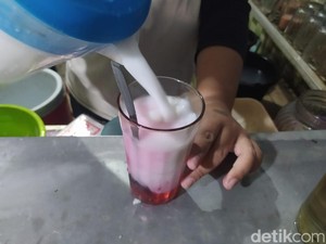 Sluurp! Manis Segar Es Semanggi yang Melegenda 60 Tahun