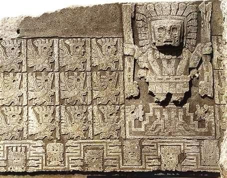 Detail relief Gerbang Matahari Tiwanaku di Bolivia.