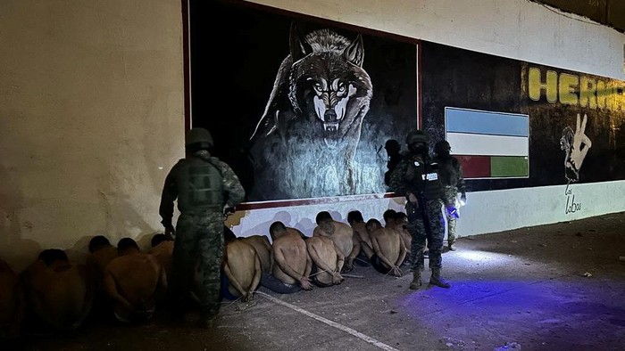 Ecuadorian armed forces stand guard next to inmates with their hands restrained in the courtyard after taking control of the Machala prison, in Machala, Ecuador in this handout picture made available on January 14, 2024. Armed Forces of Ecuador/Handout via REUTERS THIS IMAGE HAS BEEN SUPPLIED BY A THIRD PARTY. NO RESALES. NO ARCHIVES BEST QUALITY AVAILABLE