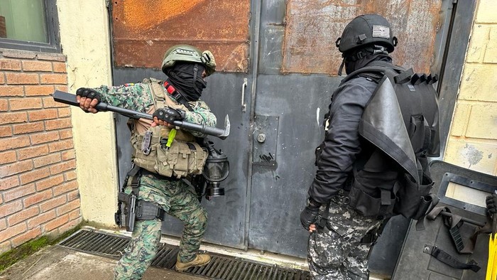 Detik-detik Tentara Ekuador Kuasai Sejumlah Penjara Usai Kerusuhan Ecuadorian soldiers slam a door to break it down while carrying out an operation to take control of Cuenca prison, in Cuenca, Ecuador in this handout picture made available on January 14, 2024. Armed Forces of Ecuador/Handout via REUTERS THIS IMAGE HAS BEEN SUPPLIED BY A THIRD PARTY. NO RESALES. NO ARCHIVES BEST QUALITY AVAILABLE