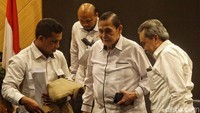 Tumpak Hotorangan Pangabean meninggalkan lokasi usai memberikan keterangan pers terkait kinerja Dewas KPK 2023.  