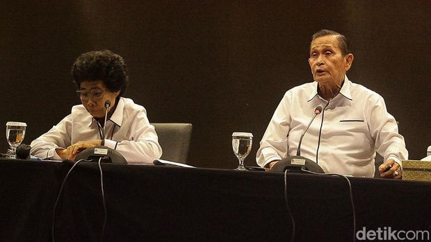 Ketua Dewan Pengawas (Dewas) KPK Tumpak Hotorangan Pangabean bersama anggota Dewas KPK Syamsuddin Haris, Albertina Ho, dan Harjono menggelar konferensi pers 'Kinerja Dewas KPK 2023' di Gedung Dewas KPK, Jl Rasuna Said, Jakarta, Senin (15/1/2024).