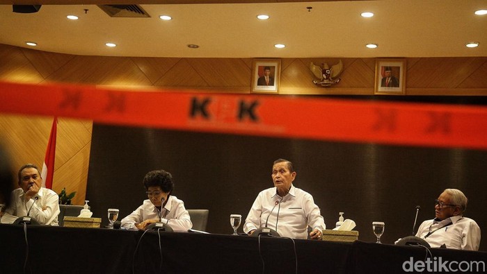 Dewas KPK Pamer Kinerja 2023, Apa Saja? Ketua Dewan Pengawas (Dewas) KPK Tumpak Hotorangan Pangabean bersama anggota Dewas KPK Syamsuddin Haris, Albertina Ho, dan Harjono menggelar konferensi pers 'Kinerja Dewas KPK 2023' di Gedung Dewas KPK, Jl Rasuna Said, Jakarta, Senin (15/1/2024).