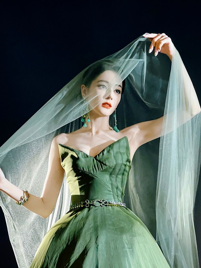 Aktris yang kerap masuk dalam daftar wanita tercantik di dunia itu hadir di Weibo Night 2023 dalam balutan gaun haute couture desainer Prancis, Alexis Mabile. Foto: Dok.Twitter dilraba63_fanclub, Facebook Dilraba Dilmurat International, Instagram Alexis Mabile,