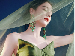 7 Foto Dilraba Dilmurat Pakai Gaun Princess, Cantiknya bak Apotek Tutup