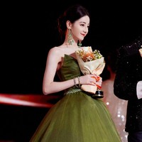 Dilraba Dilmurat menghadiri Weibo Night 2023 yang diadakan oleh platform media sosial terbesar di China, Weibo Sina pada 13 Januari 2024. Dilraba hadir memesona dengan gaun hijau bak princess.Foto: Dok.Twitter dilraba63_fanclub, Facebook Dilraba Dilmurat International, Instagram Alexis Mabile,