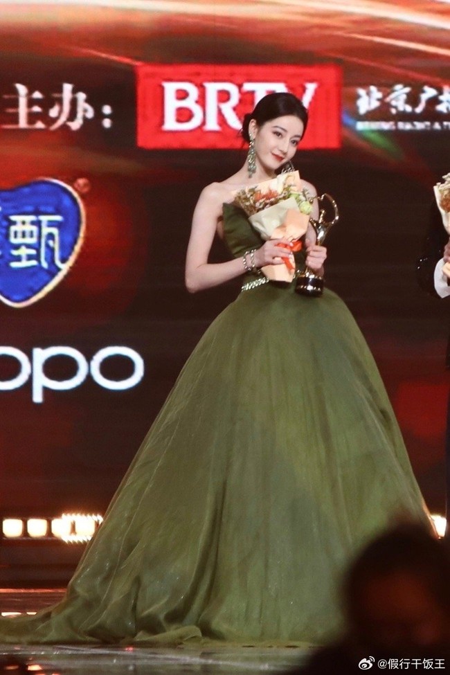 Dilraba Dilmurat kini tengah disibukkan dengan berbagai kegiatan. Dia sampai tak bisa hadir di karpet merah Weibo Night 2023 karena tengah rekaman. Pada 2024 ini, drama China terbaru yang akan dirilisnya berjudul King of Phoenix. Foto: Dok.Twitter dilraba63_fanclub, Facebook Dilraba Dilmurat International, Instagram Alexis Mabile,