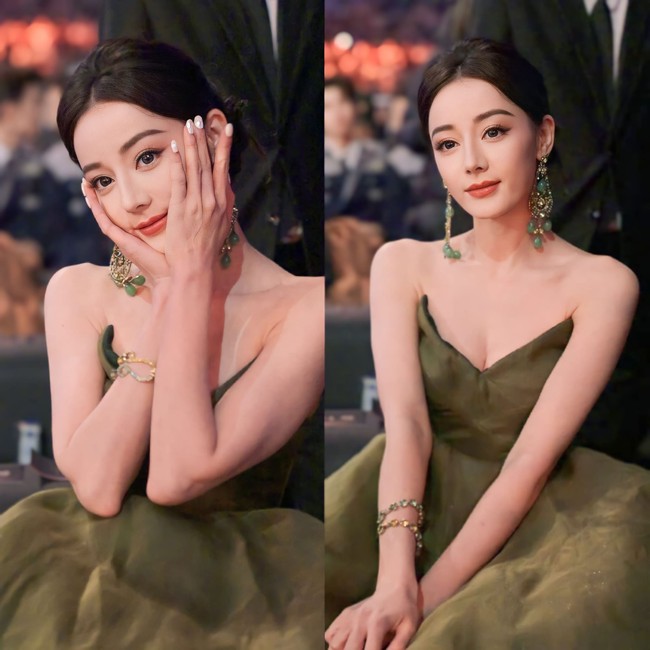 Kehadiran Dilraba Dilmurat di Weibo NIght 2023 jadi topik hangat di media sosial China. Pencarian terkait Dilraba mencapai 600 juta. Netizen terpukau dengan kecantikannya yang disebut bak apotek tutup alias tidak ada obat. Foto: Dok.Twitter dilraba63_fanclub, Facebook Dilraba Dilmurat International, Instagram Alexis Mabile,