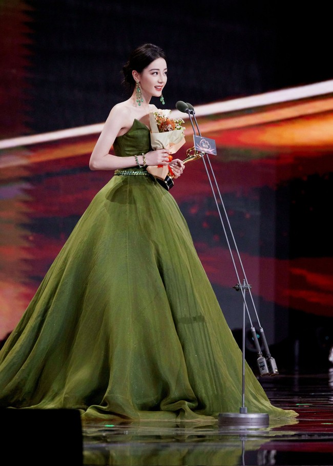 Dalam ajang Weibo Night 2023, Dilraba Dilmurat mendapatkan penghargaan Quality Actor of the Year. Foto: Dok.Twitter dilraba63_fanclub, Facebook Dilraba Dilmurat International, Instagram Alexis Mabile,