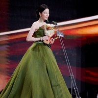 Dalam ajang Weibo Night 2023, Dilraba Dilmurat mendapatkan penghargaan Quality Actor of the Year. Foto: Dok.Twitter dilraba63_fanclub, Facebook Dilraba Dilmurat International, Instagram Alexis Mabile,