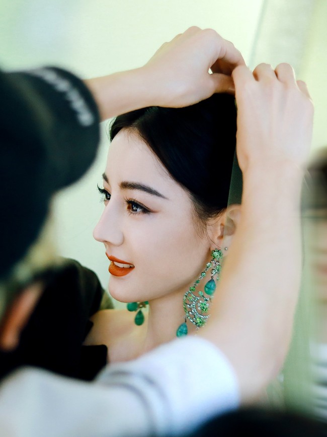 Dilraba Dilmurat mendapatkan penghargaan aktris berkualitas berkat aktingnya dalam dua drama China yang dibintanginya The Long Ballad dan Prosecution Elite. Foto: Dok.Twitter dilraba63_fanclub, Facebook Dilraba Dilmurat International, Instagram Alexis Mabile,