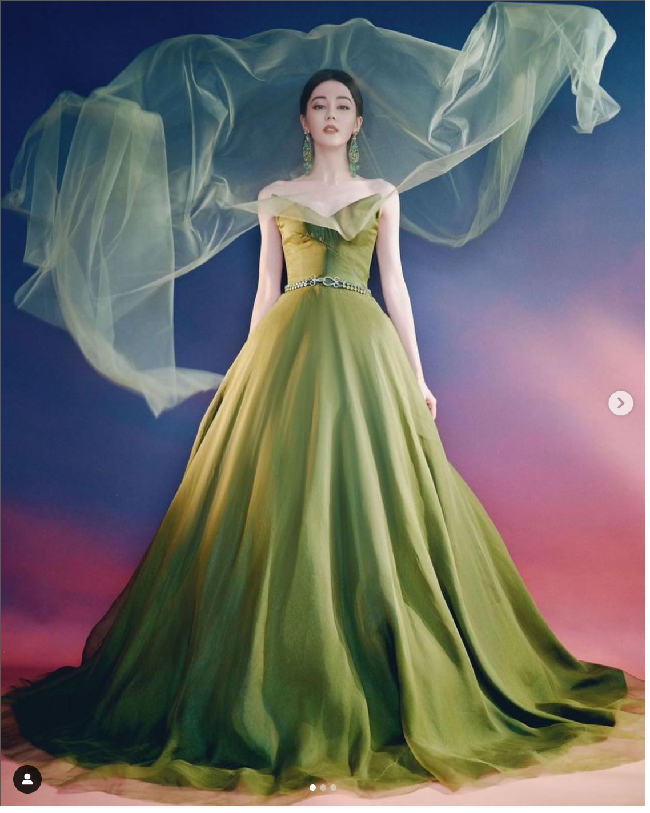 Dalam video yang beredar di media sosial, Dilraba Dilmurat sempat kerepotan dengan gaunnya yang berukuran besar ini. Dia sampai harus dibantu dua orang saat turun tangga menuruni panggung usai menerima penghargaan Weibo Night 2023. Foto: Dok.Twitter dilraba63_fanclub, Facebook Dilraba Dilmurat International, Instagram Alexis Mabile,