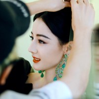 Dilraba Dilmurat mendapatkan penghargaan aktris berkualitas berkat aktingnya dalam dua drama China yang dibintanginya The Long Ballad dan Prosecution Elite. Foto: Dok.Twitter dilraba63_fanclub, Facebook Dilraba Dilmurat International, Instagram Alexis Mabile,