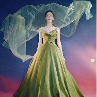 Dalam video yang beredar di media sosial, Dilraba Dilmurat sempat kerepotan dengan gaunnya yang berukuran besar ini. Dia sampai harus dibantu dua orang saat turun tangga menuruni panggung usai menerima penghargaan Weibo Night 2023. Foto: Dok.Twitter dilraba63_fanclub, Facebook Dilraba Dilmurat International, Instagram Alexis Mabile,