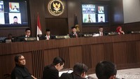 Sebagai teradu, yaitu tujuh komisioner Komisi Pemilihan Umum (KPU). Rinciannya yaitu Ketua KPU Hasyim Asyi’ari, Betty Epsilon Idroos, Mochammad Afifuddin, Persadaan Harahap, Yulianto Sudrajat, Idham Holik, dan August Mellaz.  