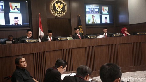 Dewan Kehormatan Penyelenggara Pemilu (DKPP) kembali menggelar persidangan dugaan pelanggaran kode etik anggota Komisi Pemilihan Umum (KPU) karena telah menerima pendaftaran Gibran Rakabuming Raka sebagai calon wakil presiden, pascaputusan Mahkamah Konstitusi (MK) yang digelar di ruang sidang, Kantor DKPP, Jakarta Pusat, Senin (15/1/2024).