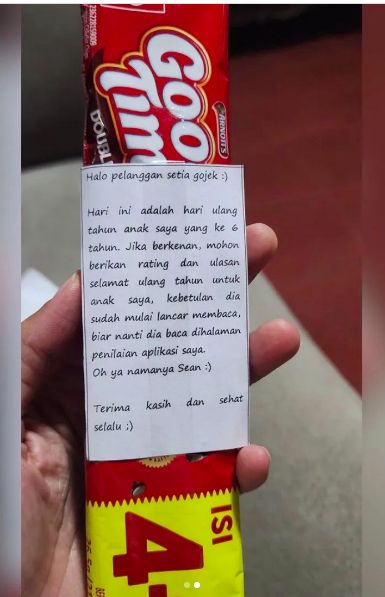 Sopir Ojol Berikan Jajanan dan Surat Ucapan Selamat kepada Pelanggan