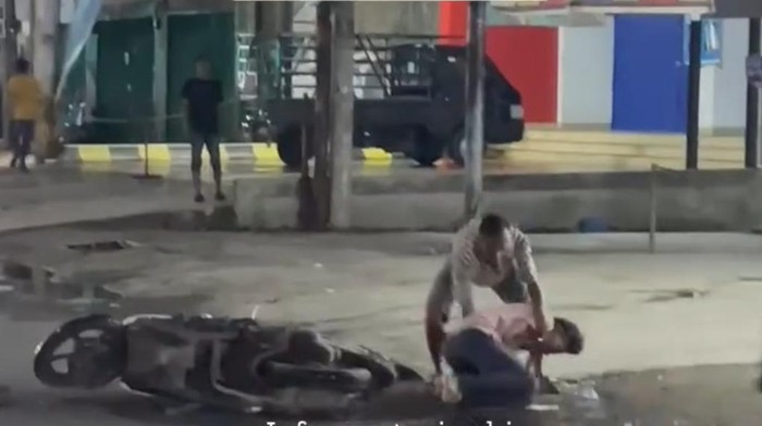 Dua pemuda bersajam berkelahi di pinggir jalan Kota Jambi.
