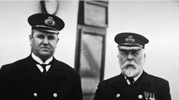 Apa yang terjadi pada Edward Smith?: Kapten Edward Smith dilaporkan muncul di anjungan pukul 23.40 tanggal 14 April 1912, untuk menanyakan apa yang ditabrak Titanic. “Gunung es, Tuan,” jawab Perwira Pertama William Murdoch. Apa yang terjadi setelah itu kurang jelas. Beberapa orang yang selamat mengaku melihat Smith bunuh diri dengan pistol sementara yang lain melaporkan melihatnya di ruang kemudi saat Titanic tenggelam. Menurut penulis Wyn Craig Wade, Kapten Smith mengalami setidaknya lima teori kematian berbeda, dari yang heroik hingga yang memalukan. Foto: Spyscape