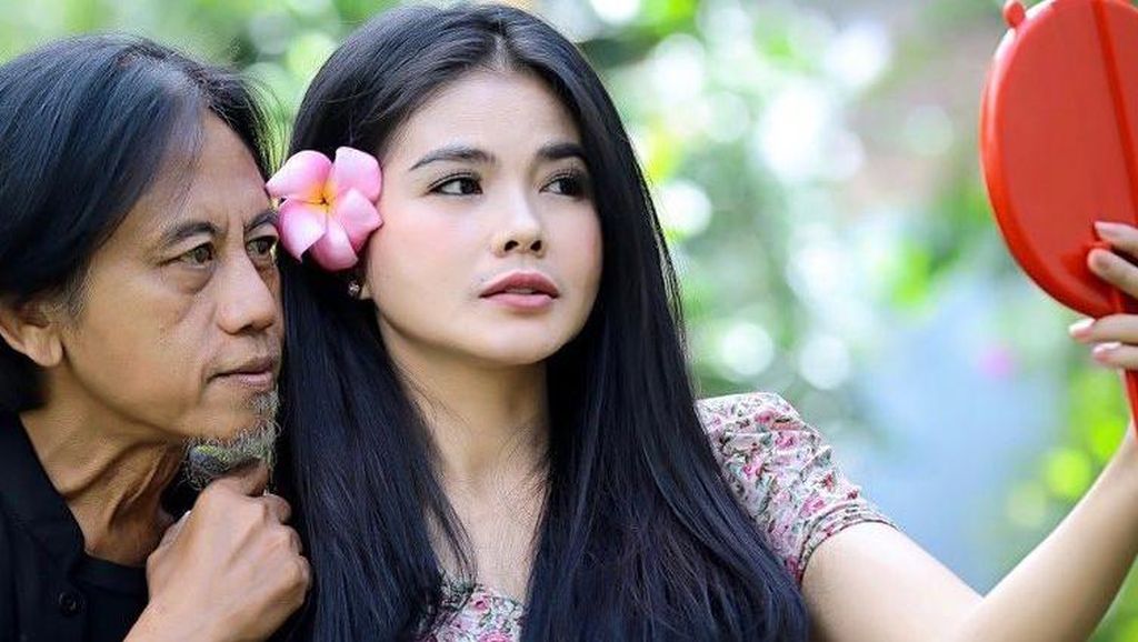 Video Karina Ranau Dampingi Jenazah Epy Kusnandar di Ambulans: Papi I Love You