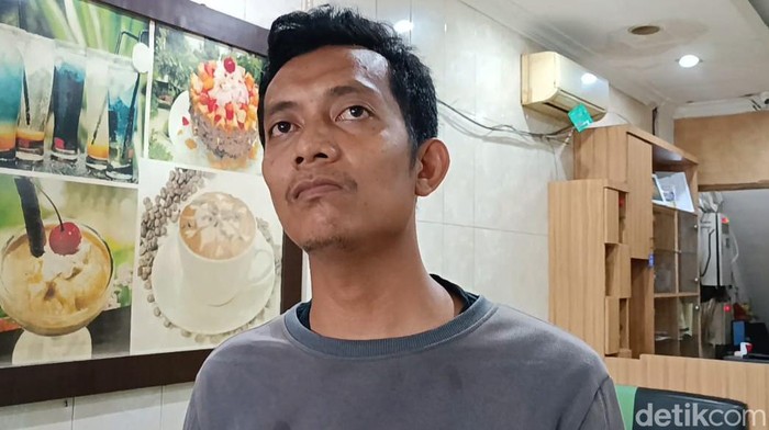 Fadil selaku Kepala Store Ayam Penyet Jakarta (APJ) Cabang Sisingamangaraja menceritakan detik-detik ledakan. (Goklas Wisely/detikSumut)