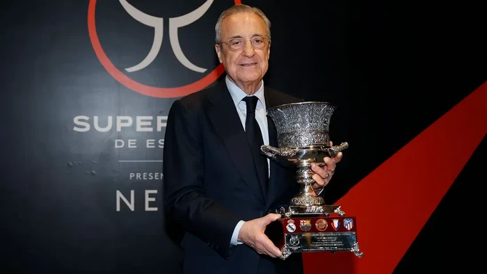 Presiden Real Madrid, Florentino Perez, dengan trofi Piala Super Spanyol yang dimenangkan timnya di Riyadh, Arab Saudi, 15 Januari 2024.
