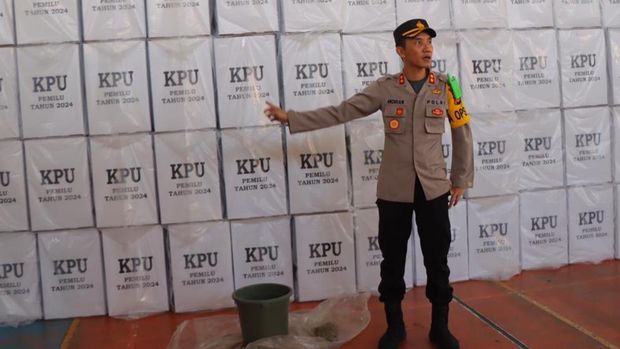 Foto: Kapolres Rohil saat mengecek gudang logistik KPU Rohil. (dok Polres Rohil).