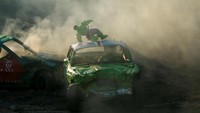 Peserta bersaing dalam kompetisi menghancurkan mobil bertajuk Demolition Derby di Ta Qali, Malta.  