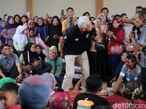 Ganjar Bertemu Penderas Kelapa di Banjarnegara Ingatkan Keselamatan Kerja