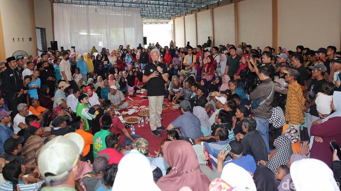 Ganjar Bertemu Penderas Kelapa di Banjarnegara Ingatkan Keselamatan Kerja Ganjar Pranowo bertemu ratusan penderes nira kelapa di Desa Kaliwungu, Banjarnegara. Ganjar mengatakan perlunya jaminan keselamatan kerja bagi mereka.