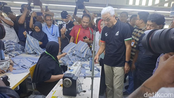 Ganjar Pranowo saat mengunjungi pabrik garmen di Desa Masaran Kecamatan Bawang, Banjarnegara Senin (15/1/2024).