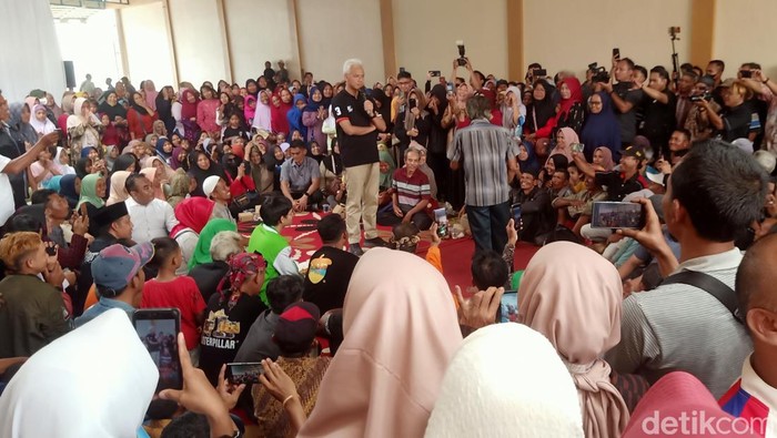 Ganjar Pranowo bertemu penderes kelapa di banjarnegara, Senin (15/1/2024),