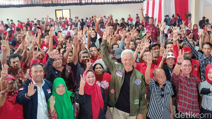 Ganjar Pranowo saat melakukan safari politik di Kabupaten Purbalingga, Senin (15/1/2024). Ganjar Pranowo saat melakukan safari politik di Kabupaten Purbalingga, Senin (15/1/2024).