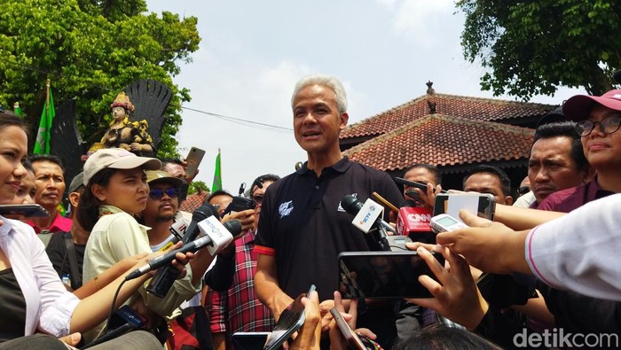 Ganjar Pranowo memberikan keterangan kepada wartawan saat kampanye di Purbalingga, Jawa Tengah.