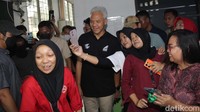 Para pekerja juga berfoto bersama Ganjar. 
