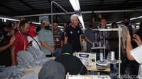 Calon presiden nomor urut 3 Ganjar Pranowo mengunjungi pabrik garmen PT Purnama Asih Surya di Banjarnegara, Jawa Tengah, Senin (15/1/2024).