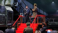 Foto-foto yang dirilis kantor berita Korea Utara KCNA, menunjukkan Kim Jong-un memeriksa kendaraan peluncuran rudal jarak pendek bergerak.