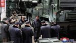 Gaya Kim Jong Un Saat Kunjungi Pabrik Senjata Korut