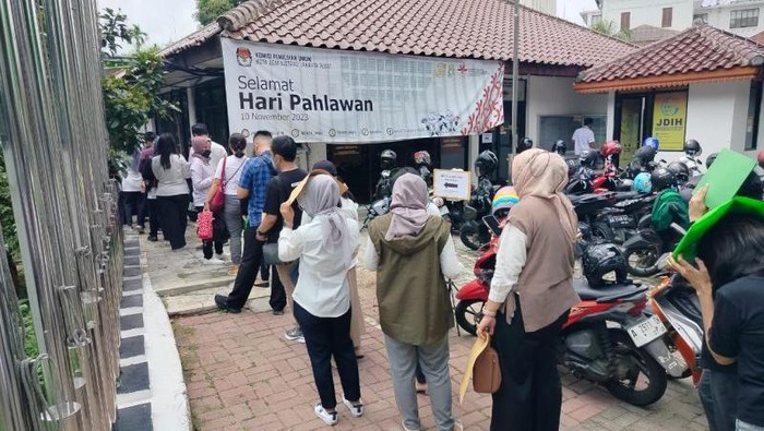Gedung KPU Jakpus dan KPU Jakpus ramai didatangi warga yang mengurus kepindahan TPS pada Pemilu 2024. Tingginya antusiasme membuat antrean warga memanjang. (Foto: Antara)