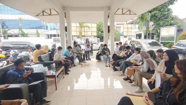 Gedung KPU Jakbar juga ramai didatangi warga yang mengurus kepindahan TPS pada Pemilu 2024 (Foto: Antara)