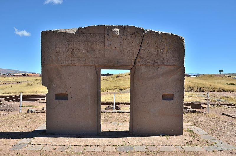 Gerbang Matahari Tiwanaku di Bolivia.