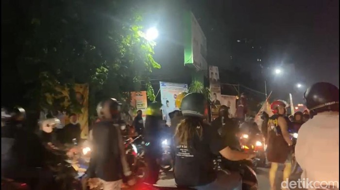Gerombolan pemotor berkumpul di sekitar Terminal Purabaya sempat bikin macet Bundaran Waru.